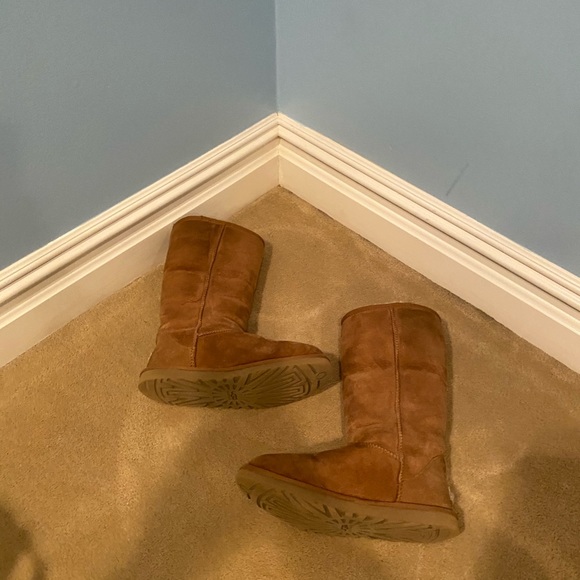 UGG Classic brown y’all size 9 winter boots - Picture 6 of 6